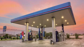 استحواذ 5 شركات على 31% من محطات الوقود في السعودية يعيد تشكيل قطاع التوزيع